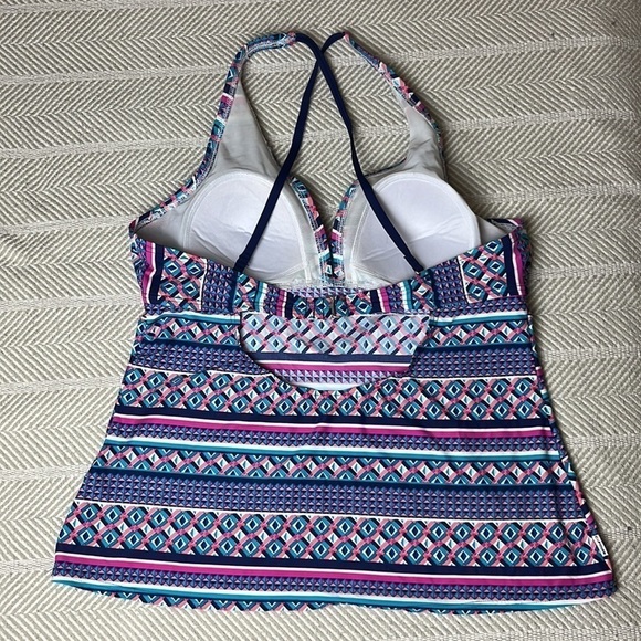 Geometric Patterned Tankini Top with Solid Navy Bottoms - Picture 4 of 15
